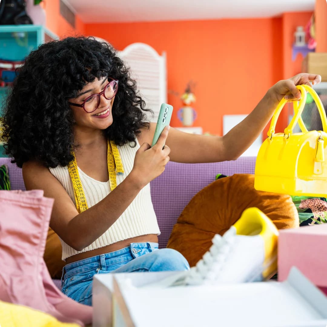 Vendeuse pro qui photographie ses articles pour les faire entrer en stock